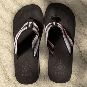Reef black and white wedge flip flops size 8 EUC